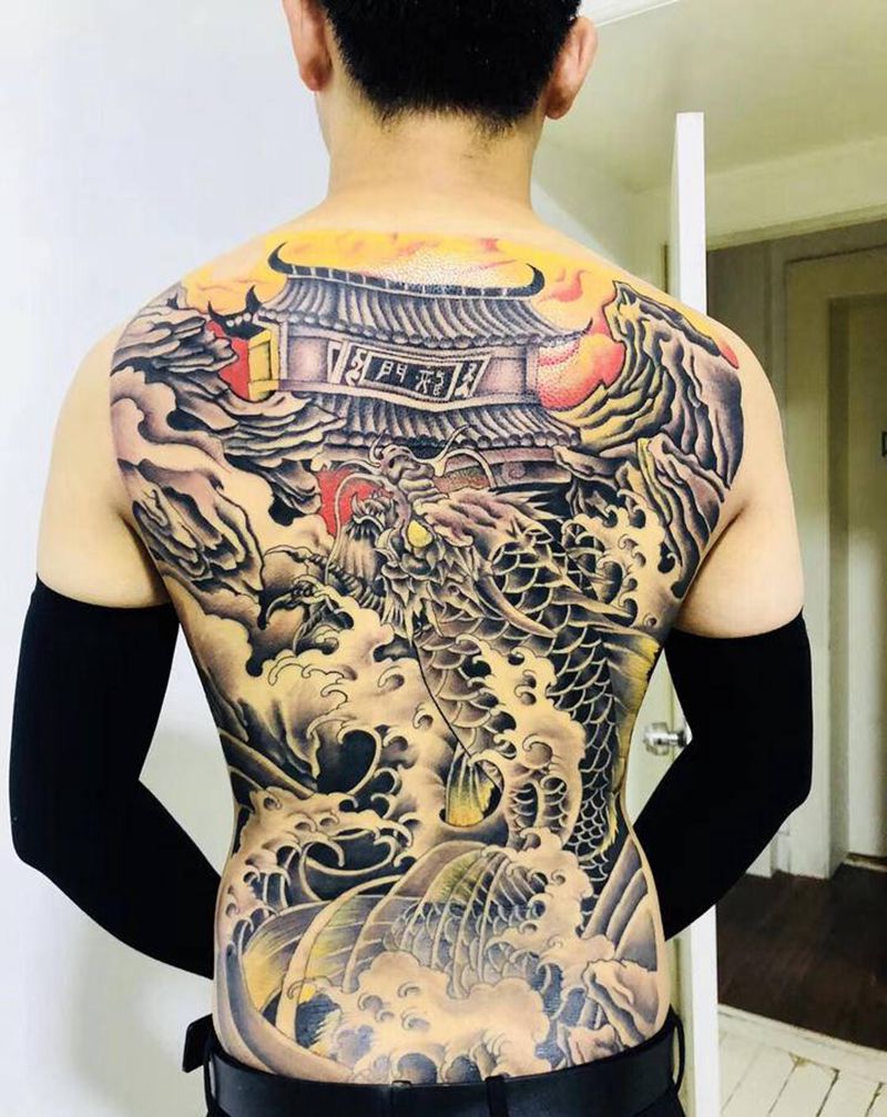 鲤鱼跃龙门纹身图片_背部新传统纹身图案