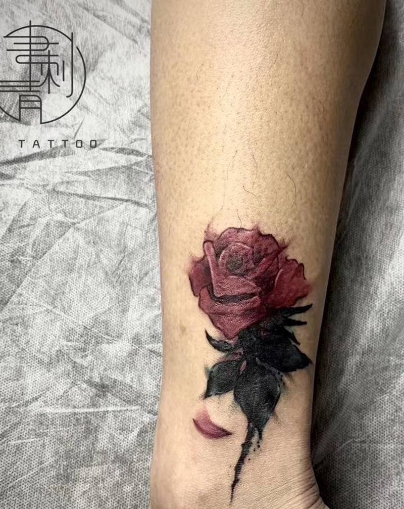 花（遮盖）纹身图片_腿部水墨纹身图案