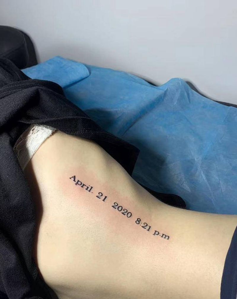 纪念纹身图片_腰部花体字纹身图案