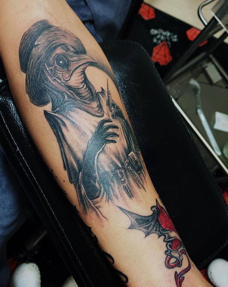 疫医纹身图片_手臂新传统欧美写实纹身图案