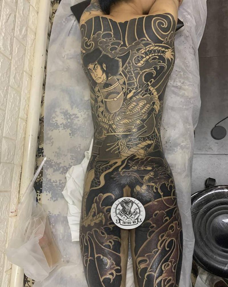 满背云龙九郎纹身图片_背部臀部老传统纹身图案