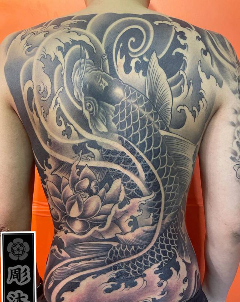 满背鲤鱼纹身图片_背部新传统新传统纹身图案