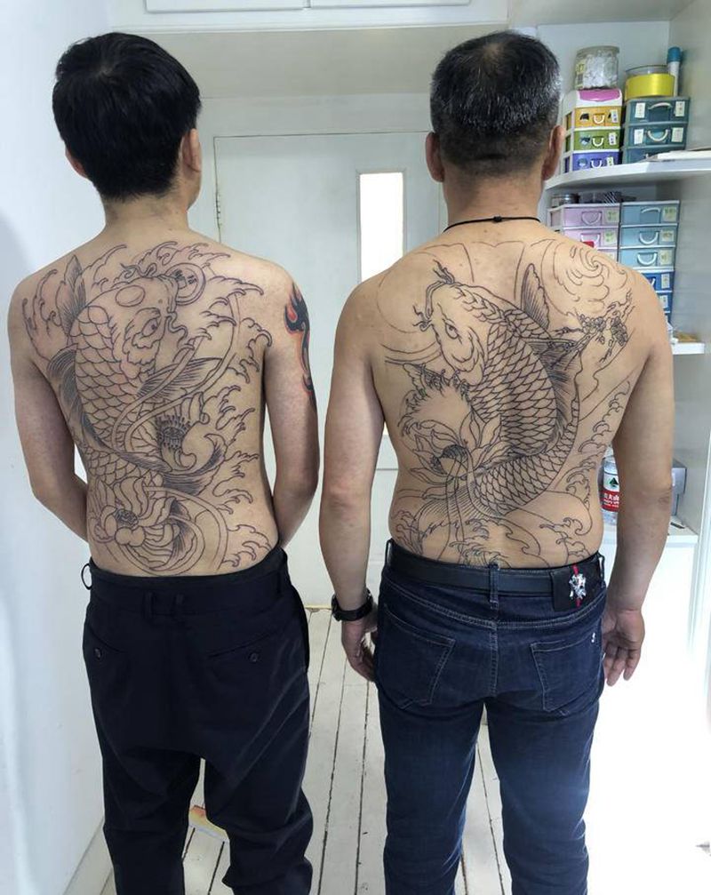 鲤鱼纹身图片_背部老传统纹身图案