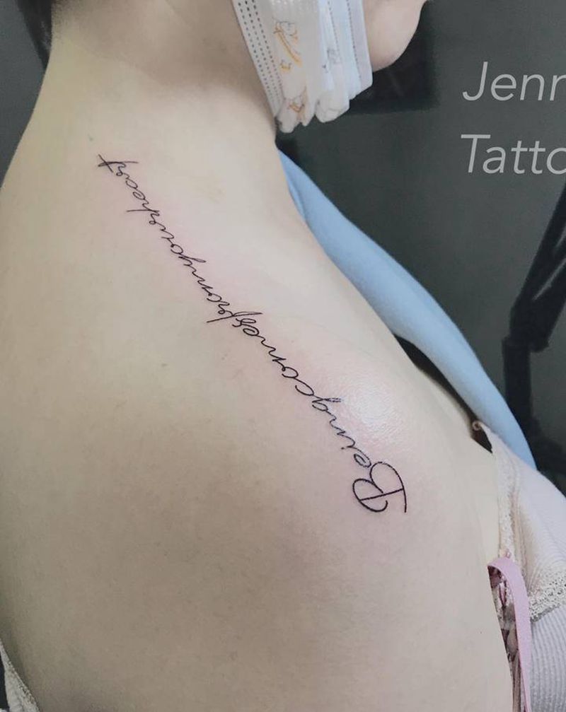 肩部字母纹身图片_肩部小图字母小清新纹身图案