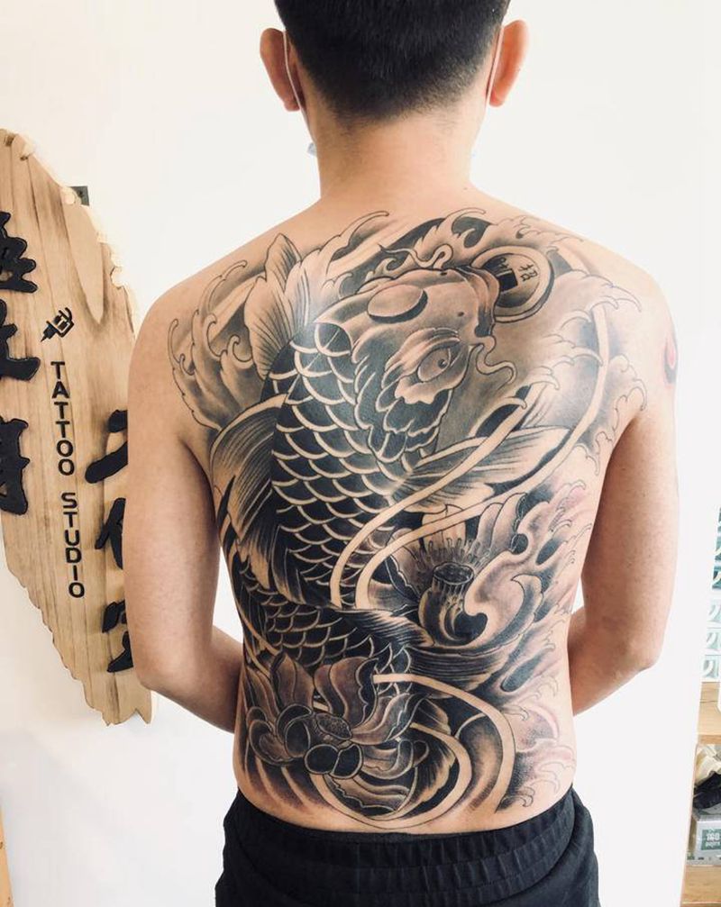 满背鲤鱼2000纹身图片_背部新传统老传统纹身图案