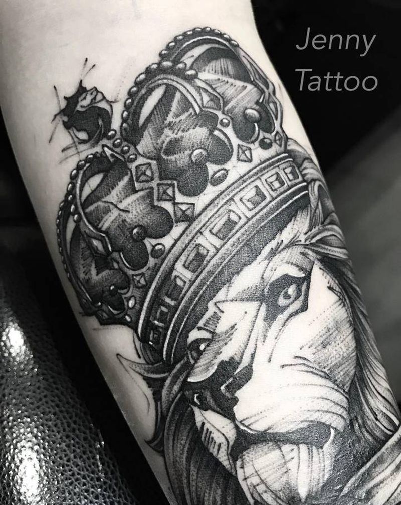 狮子遮盖纹身图片_手臂点刺狮子皇冠素描纹身图案