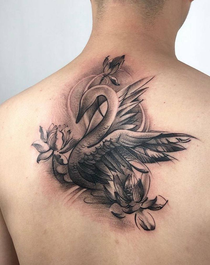 天鹅与荷纹身图片_背部天鹅荷花纹身图案