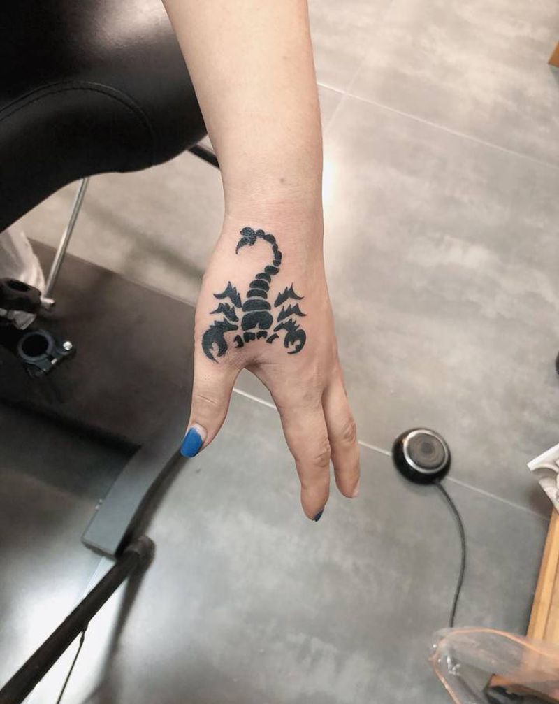 蝎子纹身图片_手部手臂新传统老传统纹身图案