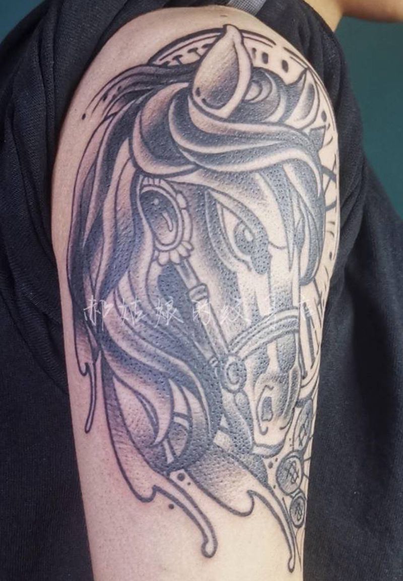 马上有钱纹身图片_手臂Old School马钟表金钱纹身图案