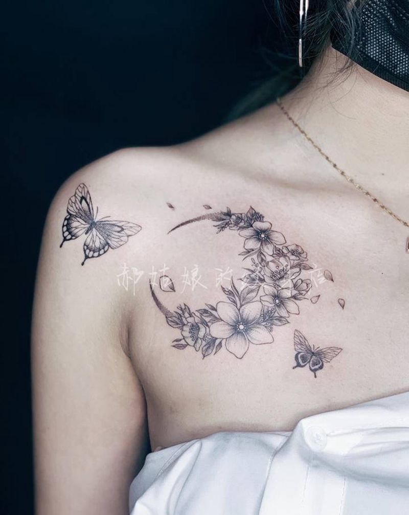 月形素花与蝶纹身图片_胸部肩部点刺蝴蝶花月亮纹身图案