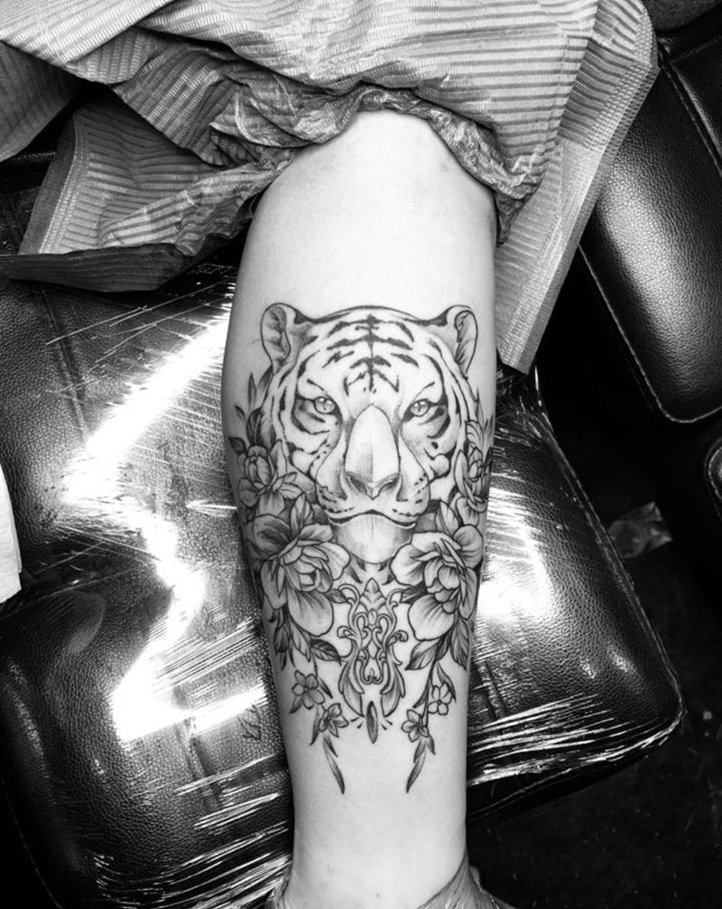 素花老虎纹身图片_腿部纹身图案