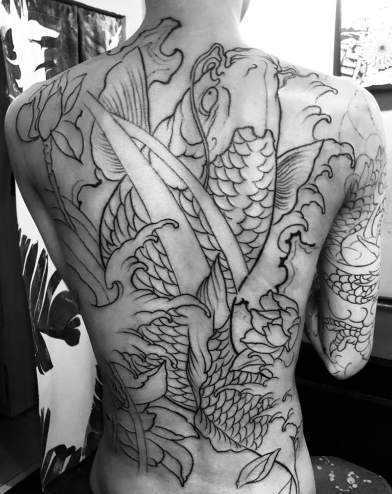 满背招财鲤鱼纹身图片_背部新传统纹身图案
