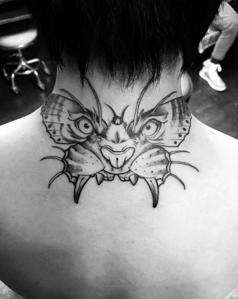 虎脸花蝴蝶纹身图片_颈部纹身图案