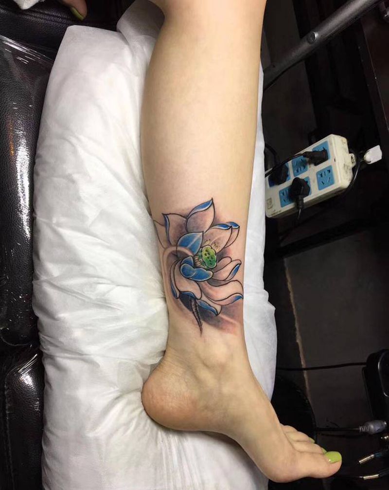 莲花纹身图片_腿部脚部水彩新传统纹身图案