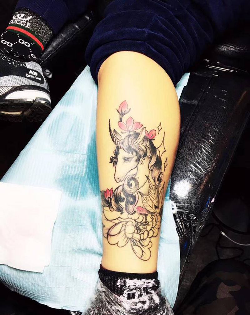 独角兽纹身图片_腿部欧美写实水彩纹身图案