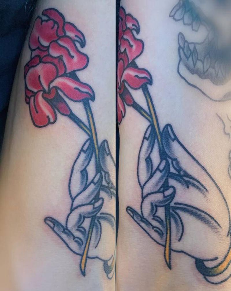 佛手拈花纹身图片_手臂Old School鸢尾花佛手纹身图案