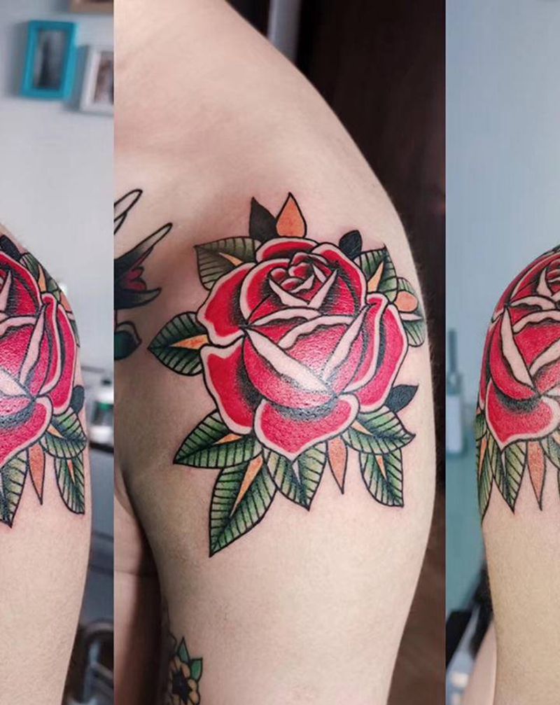 玫瑰肩花纹身图片_肩部Old School玫瑰花纹身图案