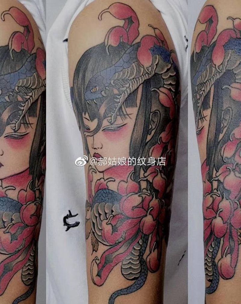 菊花少女蛇纹身图片_手臂New School菊花女孩蛇纹身图案
