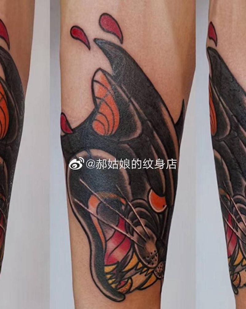 黑豹遮盖俩旧纹身纹身图片_手臂Old School黑豹纹身图案