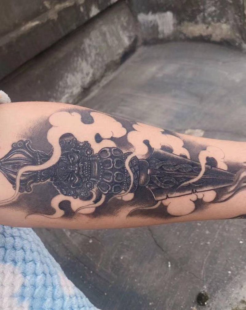 降魔杵除心魔纹身图片_手臂新传统降魔杵纹身图案