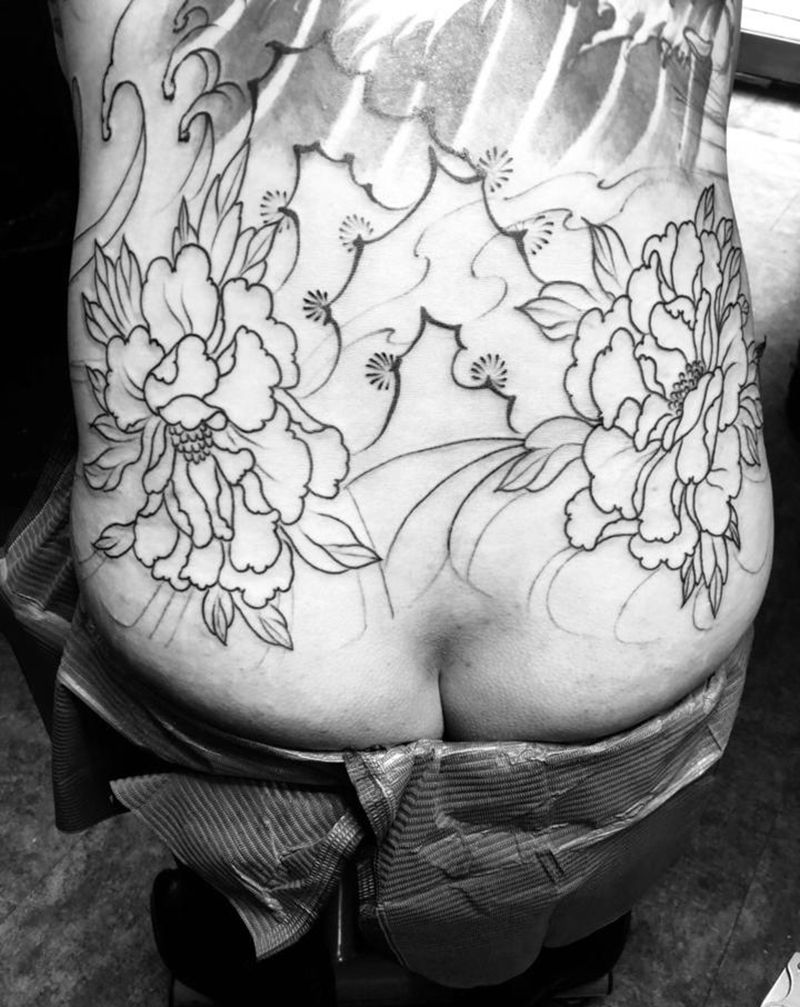 满背一角，修改添加牡丹纹身图片_背部新传统纹身图案