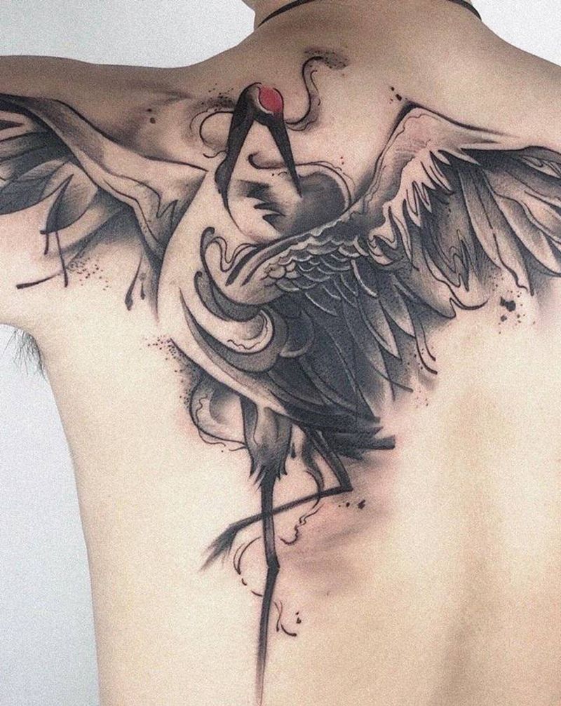 水墨遮盖纹身图片_背部水墨丹顶鹤遮盖纹身图案