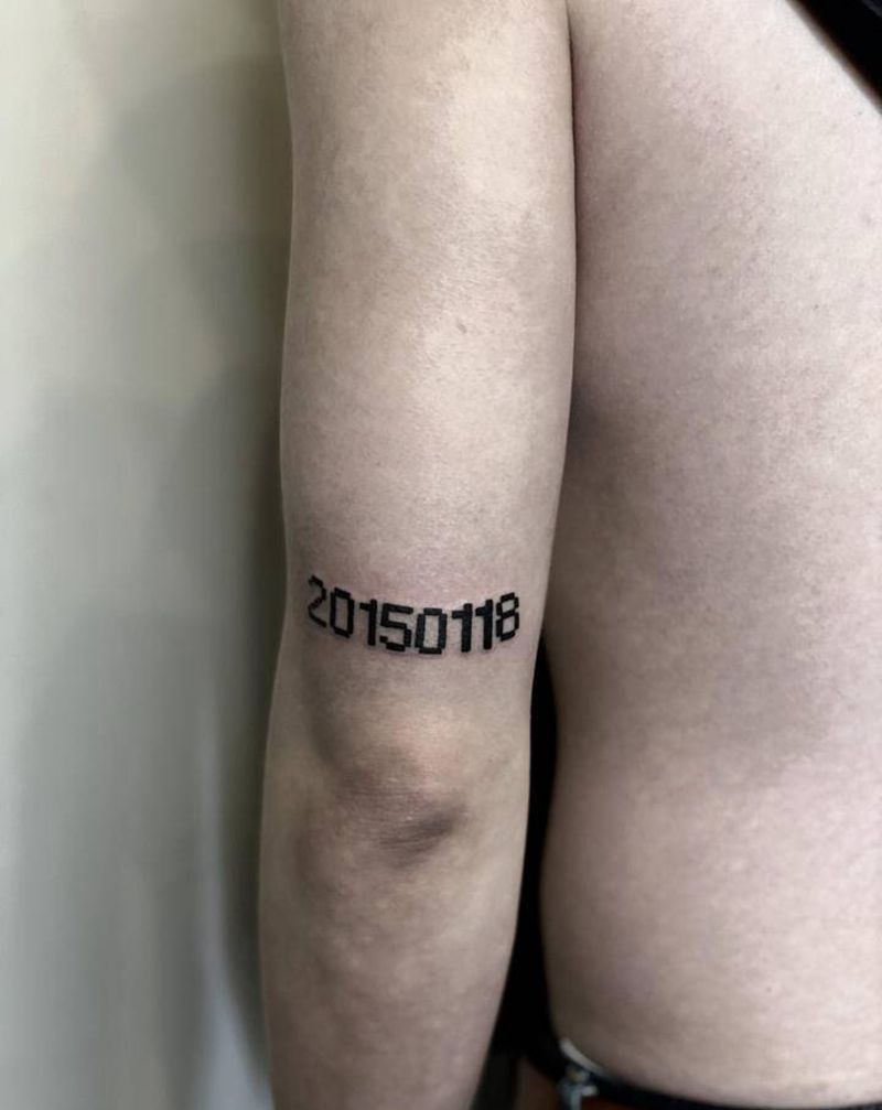 像素生日纹身图片_手臂几何数字纹身图案