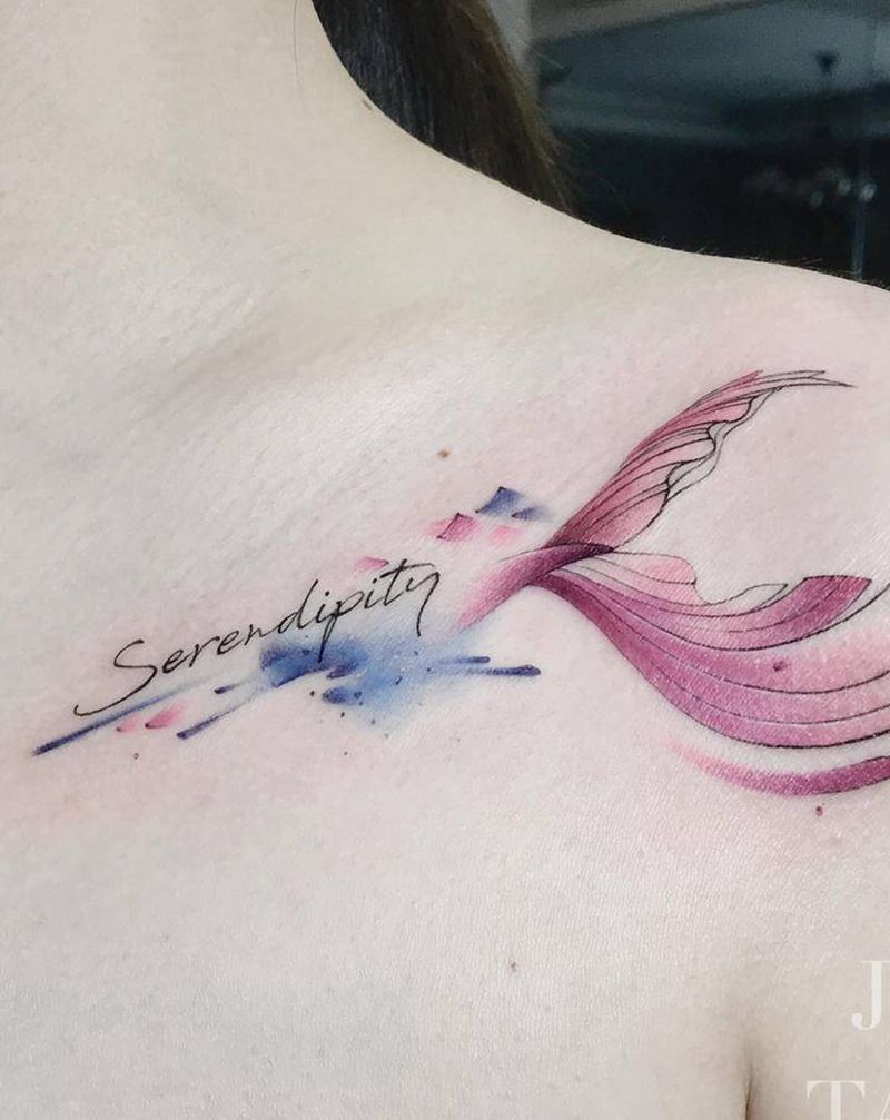 水彩鱼尾纹身图片_肩部胸部水彩水墨美人鱼小清新字母纹身图案