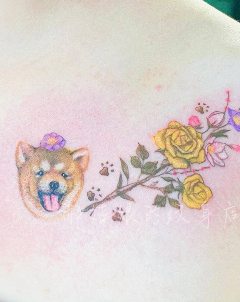一儿一女纹身图片_胸部欧美写实宠物花脚印纹身图案