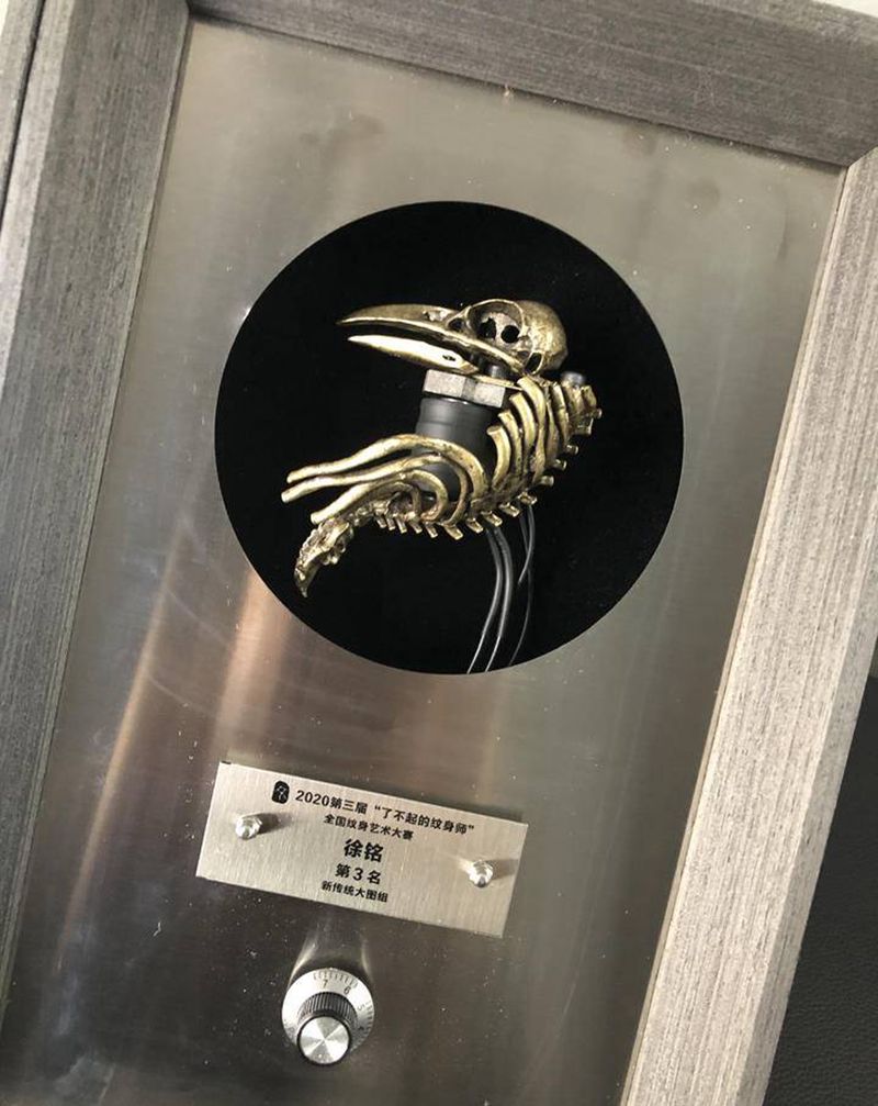 奖牌纹身图片_腿部背部新传统纹身图案