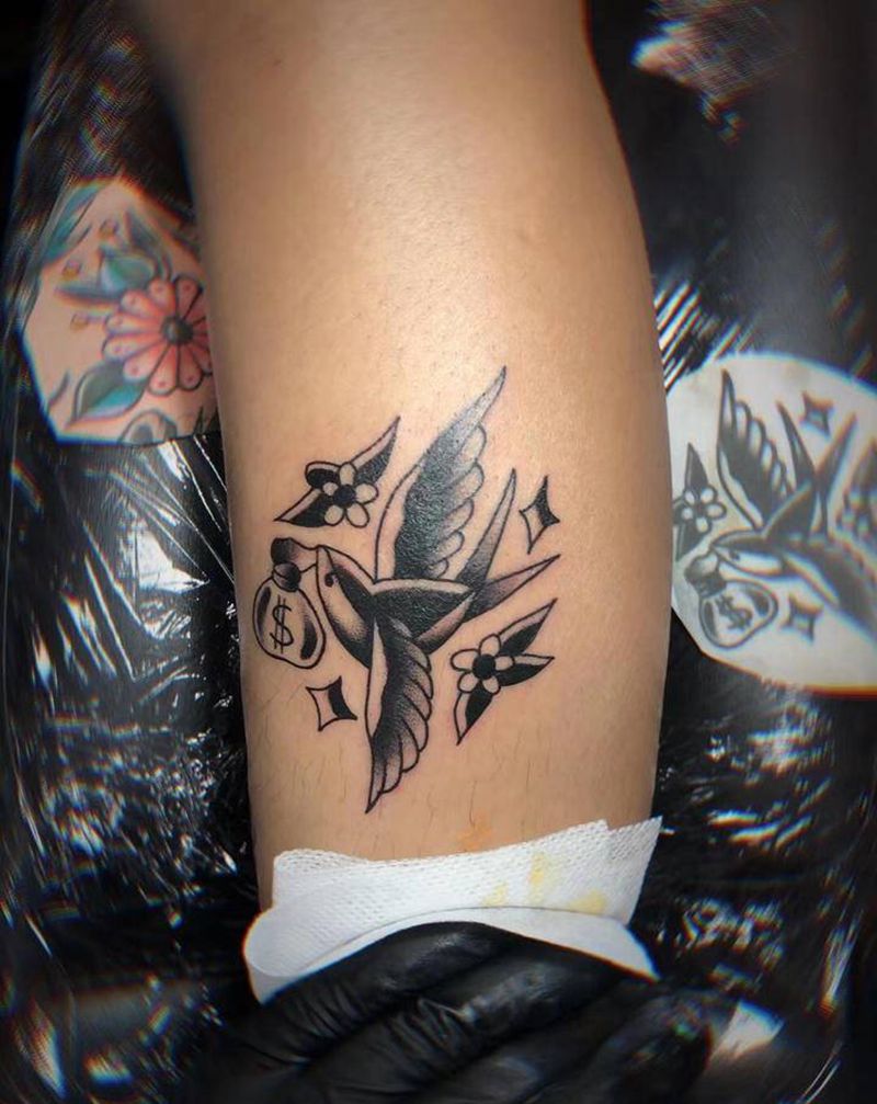 燕子纹身图片_腿部老传统纹身图案