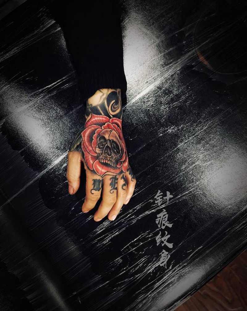 玫瑰花花手纹身图片_手部New School纹身图案