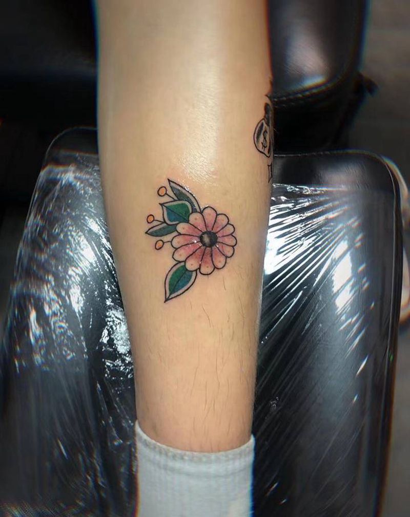 小花纹身图片_脚部腿部老传统纹身图案