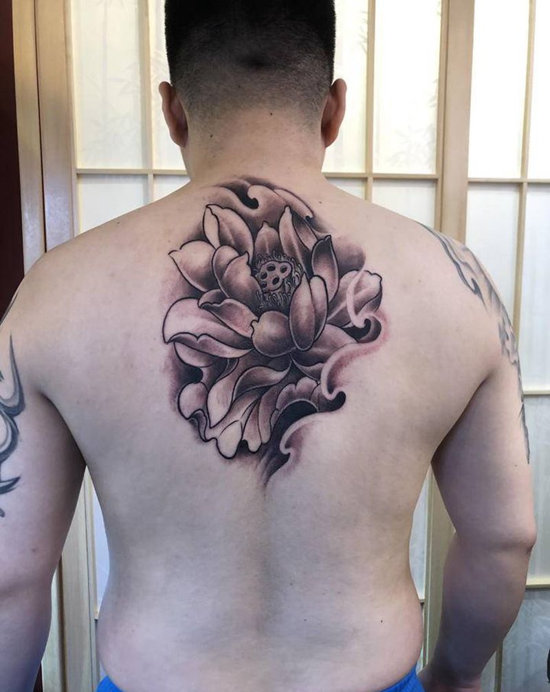 莲花纹身图片_背部新传统纹身图案