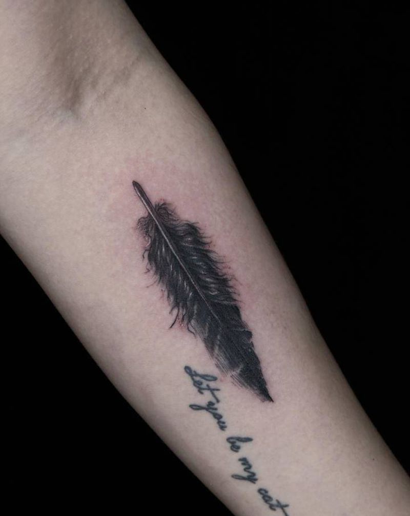 写实羽毛纹身图片_手臂欧美写实纹身图案
