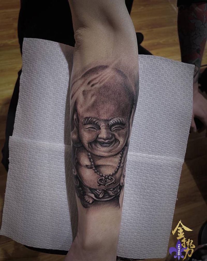 弥勒佛纹身图片_手臂新传统欧美写实纹身图案