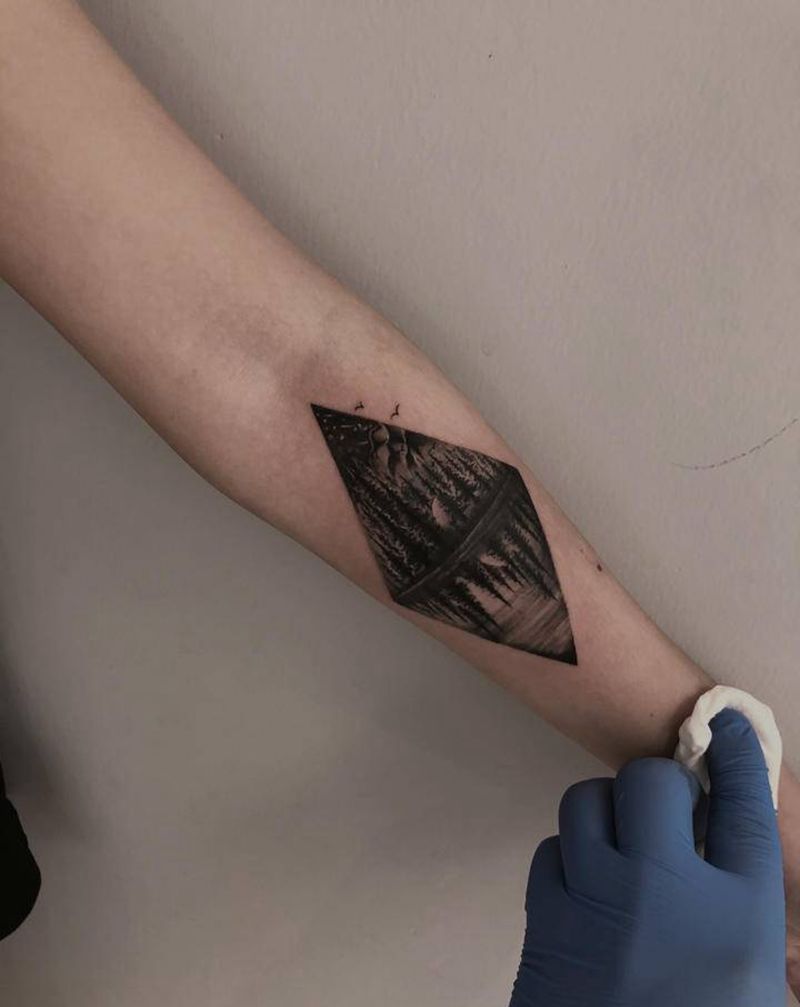 纹身遮盖纹身图片_手臂几何树山水纹身图案