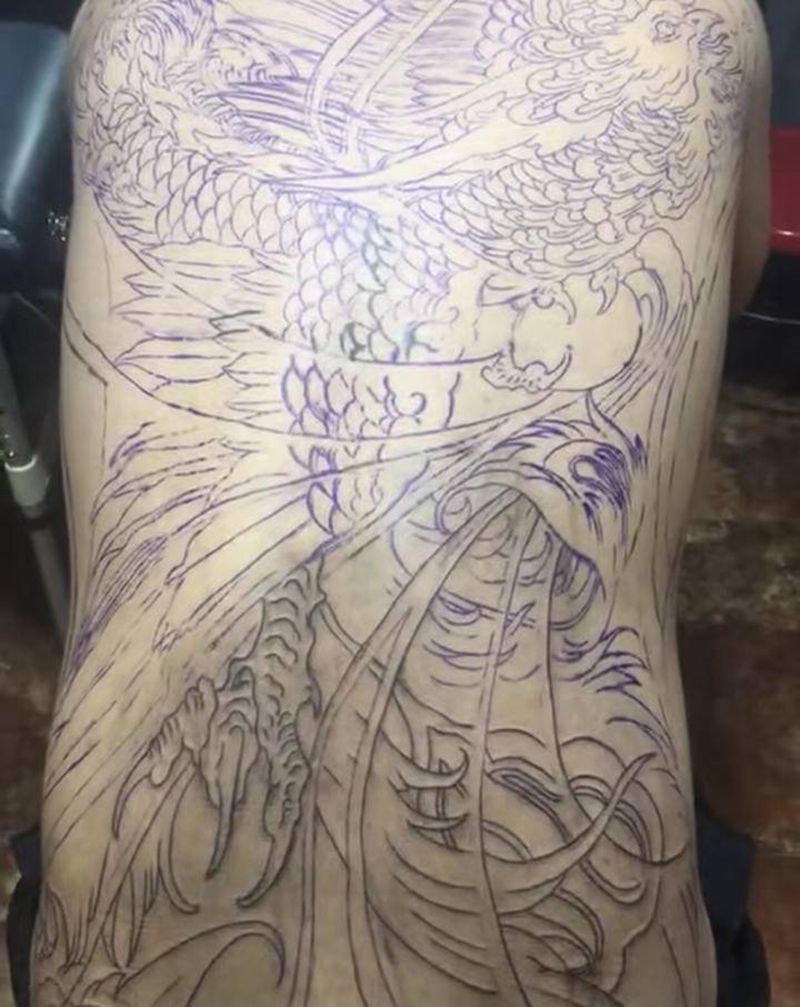 满背凤凰走线纹身图片_背部新传统纹身图案