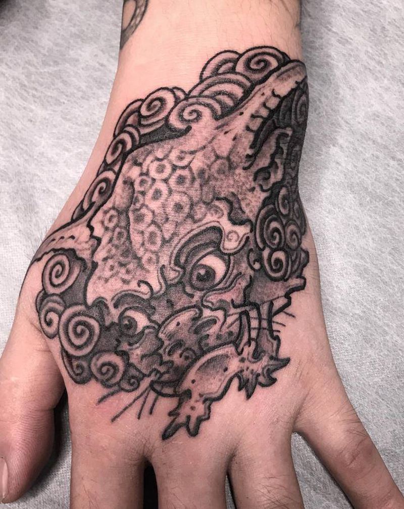 暗黑传统风格纹身图片_手部纹身图案