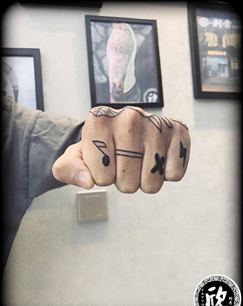 手背school小图纹身图片_手臂New School小图纹身图案