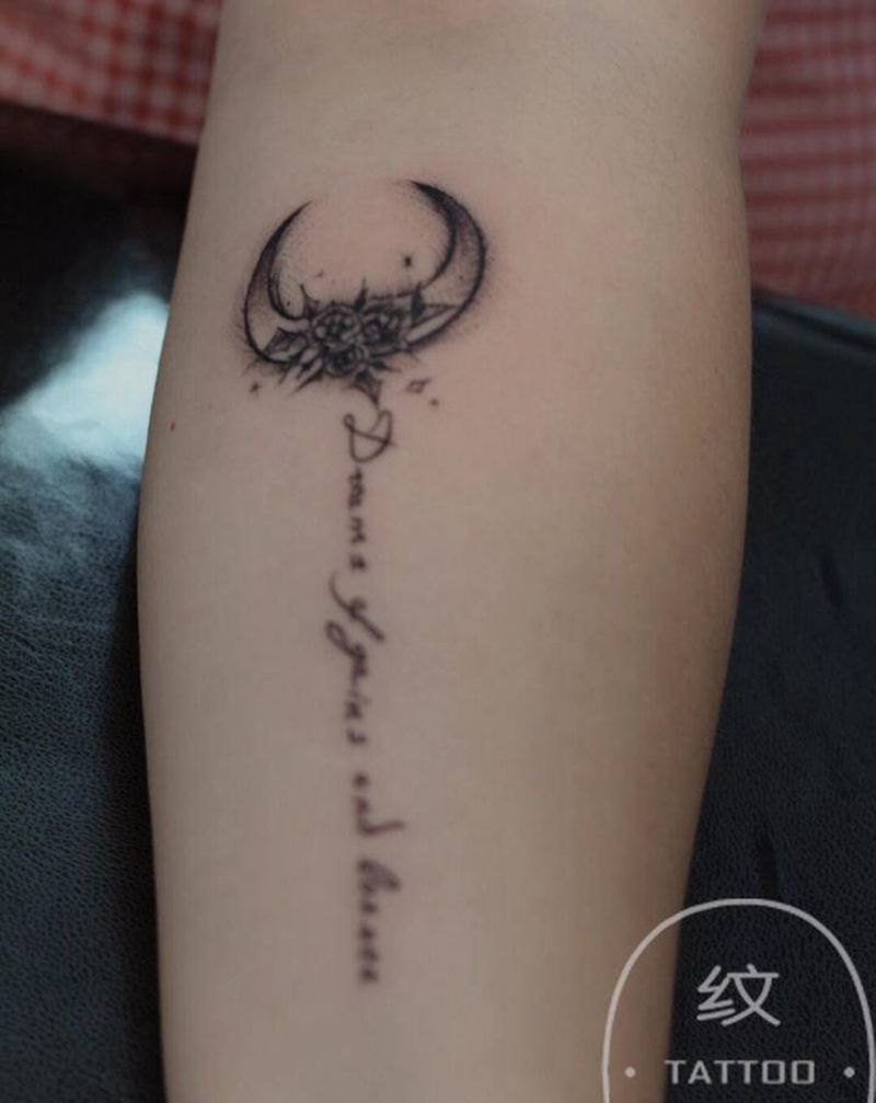月亮纹身图片_手臂纹身图案