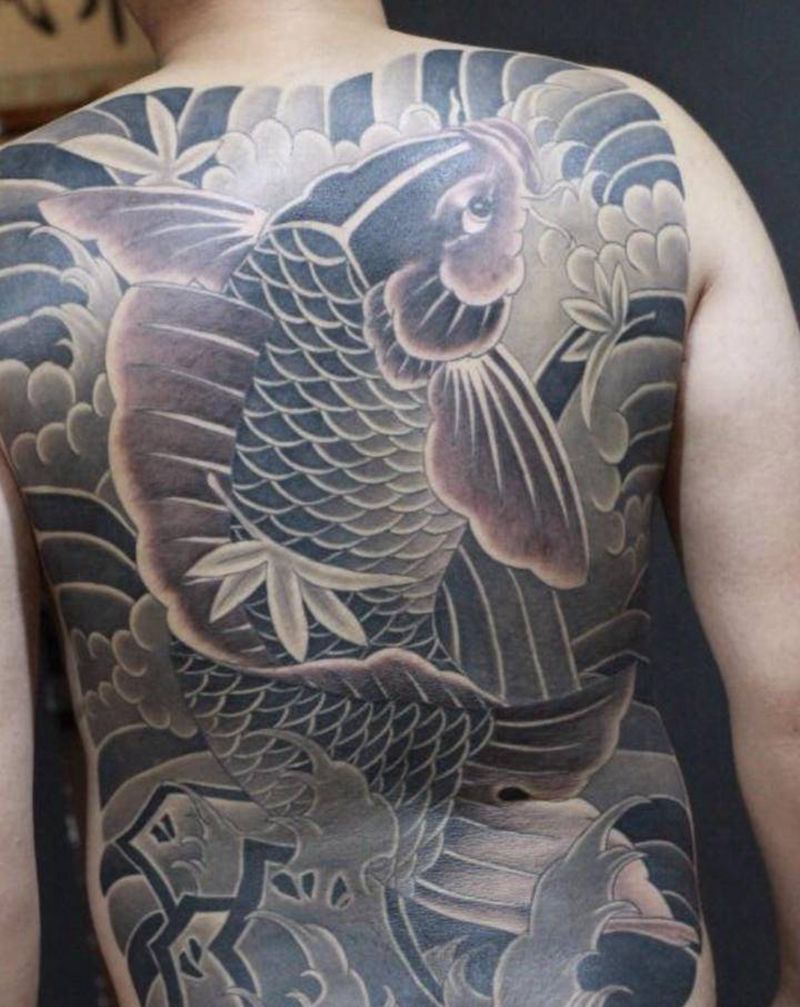 日式鲤鱼纹身图片_背部老传统纹身图案