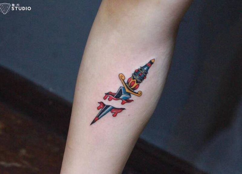 匕首纹身图片_手臂Old School纹身图案