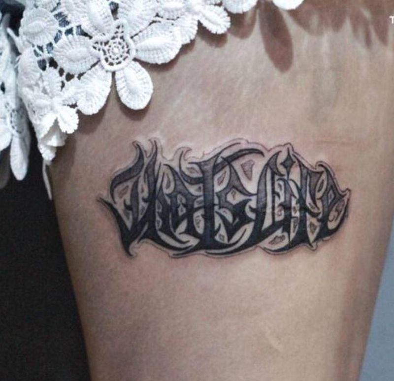 疤痕覆盖纹身图片_腿部花体字纹身图案