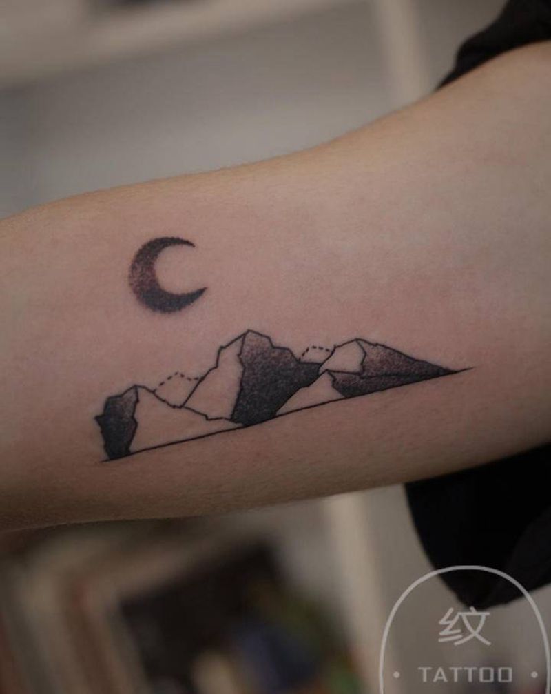 山纹身图片_手臂点刺纹身图案