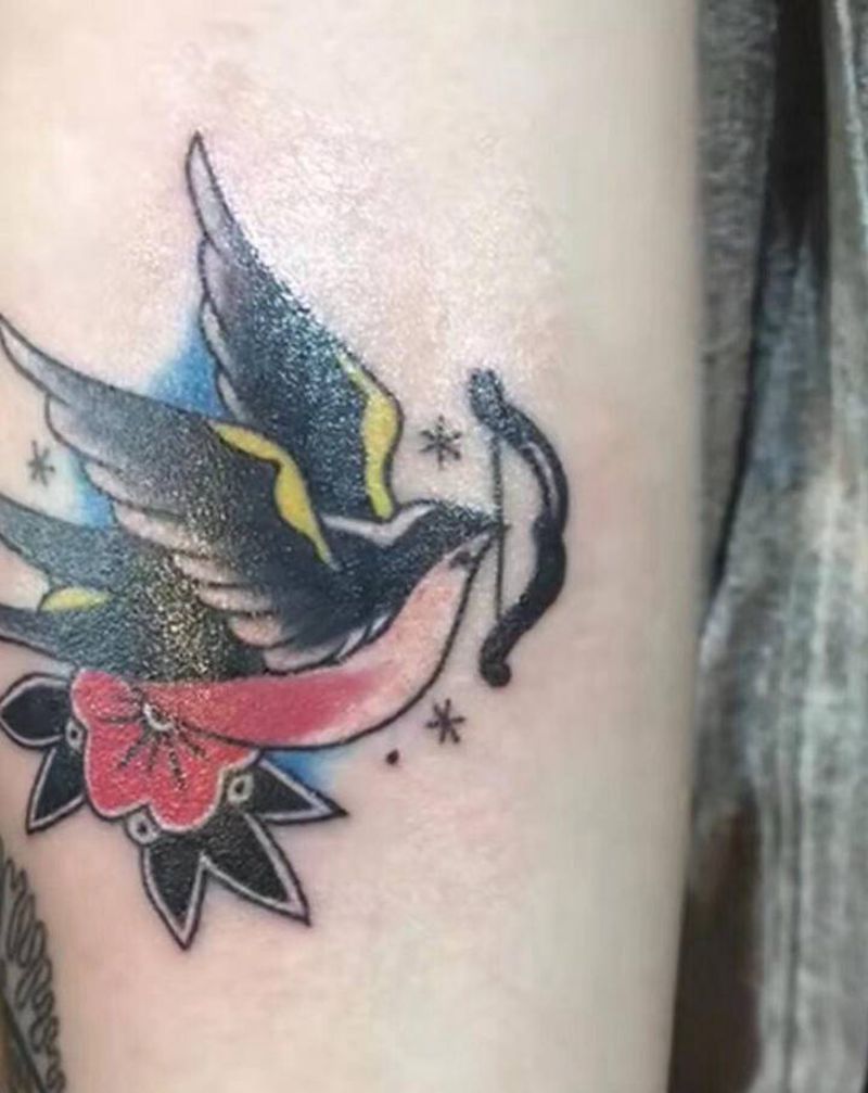 燕子纹身图片_手臂Old School纹身图案