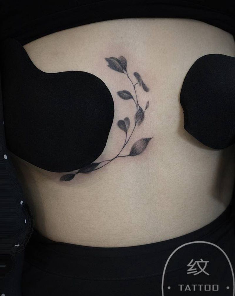 素纹身图片_胸部纹身图案