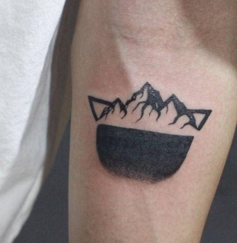 山峰覆盖纹身图片_手臂纹身图案