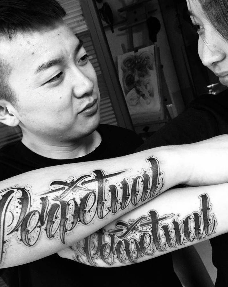原创情侣花体字纹身图片_手臂花体字纹身图案