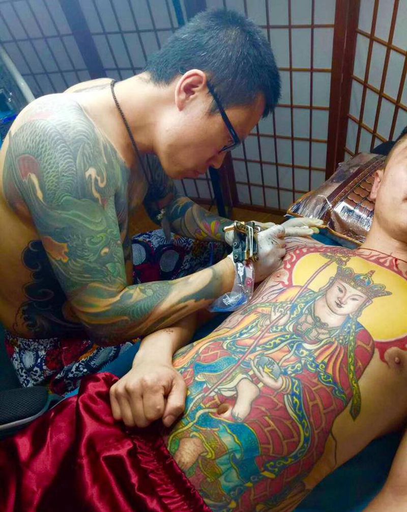 雷子工作照纹身图片_胸部新传统佛纹身图案